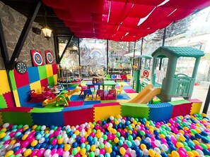 Zona de jocs infantil: coberta