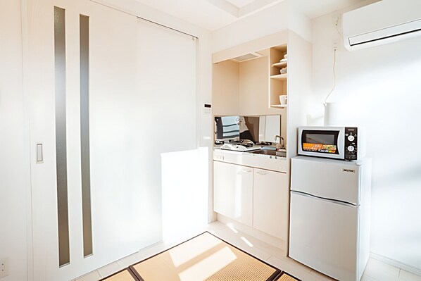 Fridge, microwave, stovetop, electric kettle