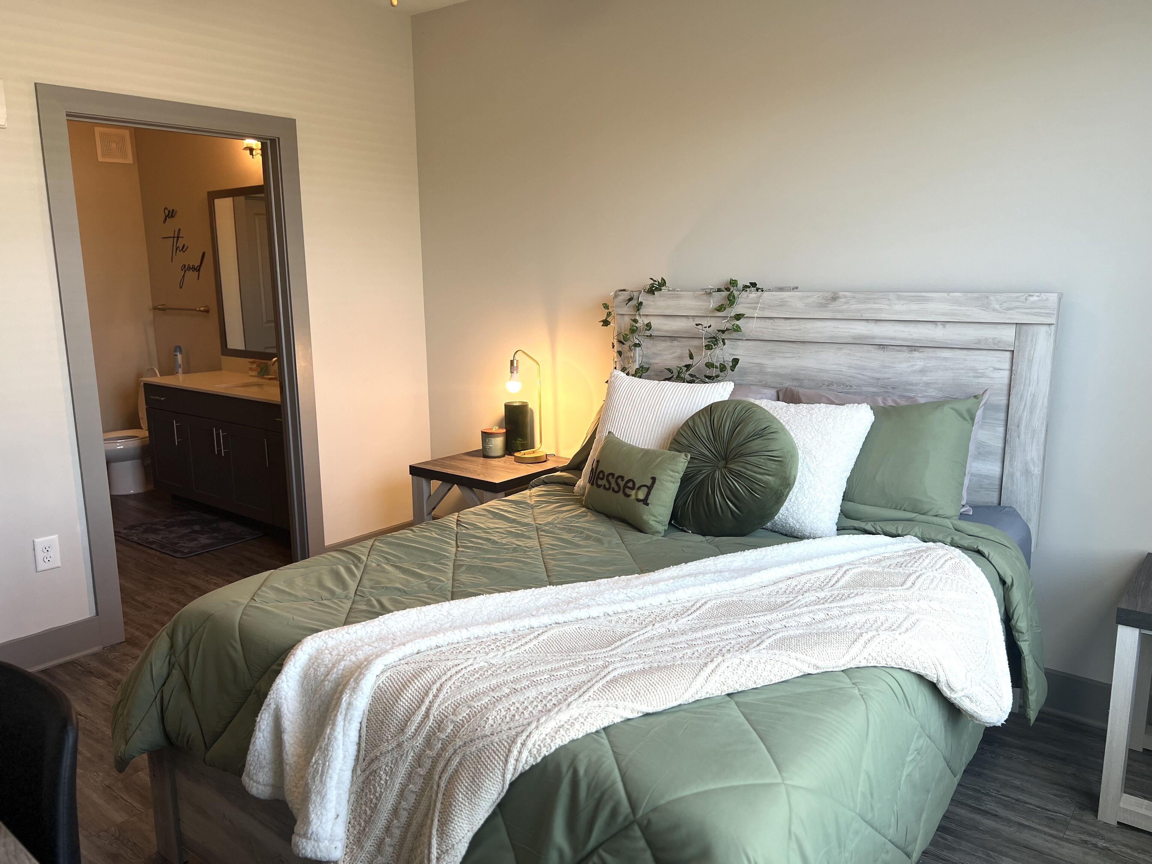 Atlanta Cozy Corner with fitness center,  pool and rooftop garage parking!