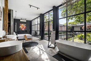 Vila luxo, 2 quartos, piscina particular, vista para o jardim | Banheiro | Chuveiro com efeito de chuva, secador de cabelo, toalhas de banho 