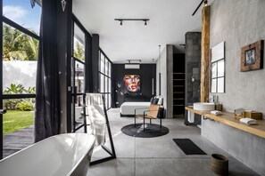 Vila luxo, 2 quartos, piscina particular, vista para o jardim | Banheiro | Chuveiro com efeito de chuva, secador de cabelo, toalhas de banho 