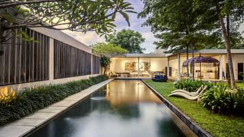 Kolam renang outdoor, dengan payung kolam renang dan kursi berjemur