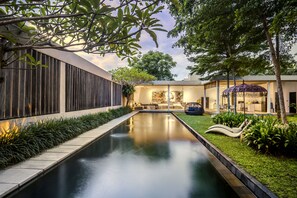 Outdoor pool, pool umbrellas, pool loungers - Loft Volcano by Alfred in Bali (Ubud)