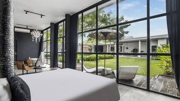 Vila Deluks, 2 kamar tidur, kolam renang pribadi, pemandangan kebun | Brankas, meja kerja, Wi-Fi gratis, dan seprai linen