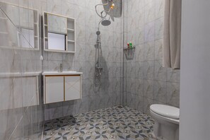 Habitación doble Deluxe | Baño | Regadera, regadera con hidromasaje, toallas