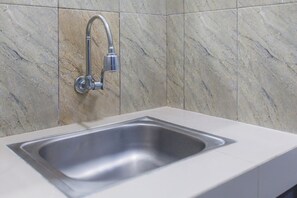 Basic Double Room | Bathroom | Shower, hydromassage showerhead, towels - Bali DD Homestay (Seminyak)
