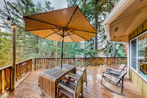 Unique home in the treetops with 360-degree deck & walkable location