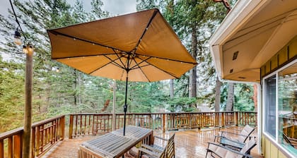Unique home in the treetops with 360-degree deck & walkable location