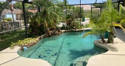 Charming home with private pool & lanai - centrally located