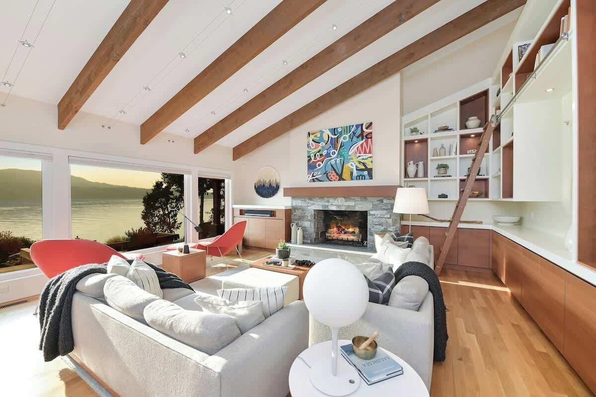 Een televisie en een kantoor