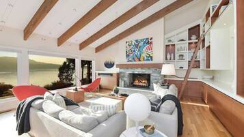 Een televisie en een kantoor