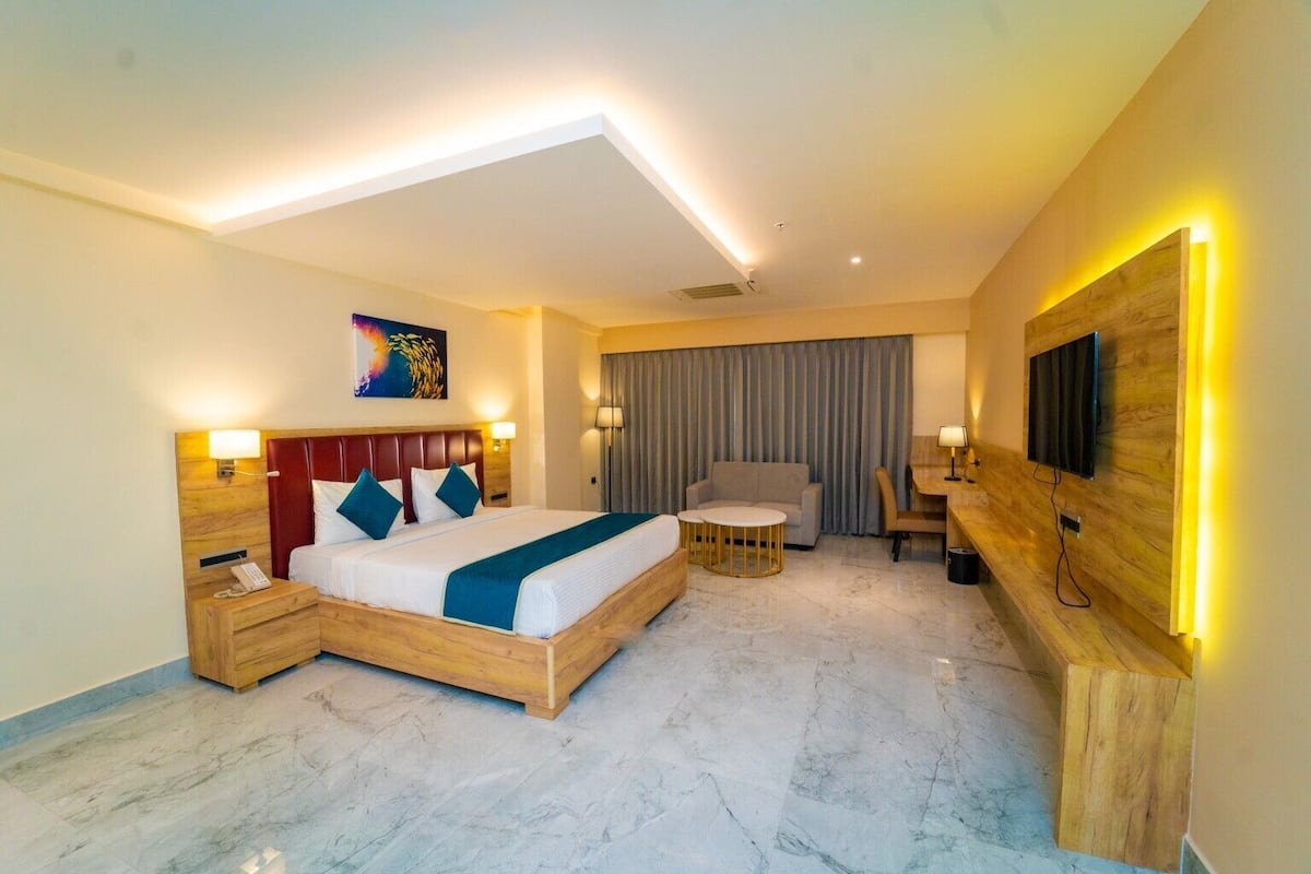 Superior Suite | 1 bedroom, desk, soundproofing, iron/ironing board