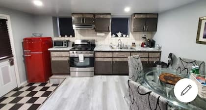 Lovely 2 bedroom unit in private house.