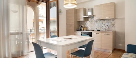 Frigorifero, forno, piano cottura, macchina per tè/caffè