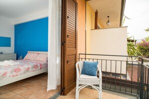 2 quartos, ferros/tábuas de passar roupa, roupa de cama