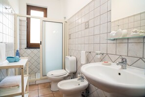 Chuveiro, secador de cabelo, toalhas de banho 