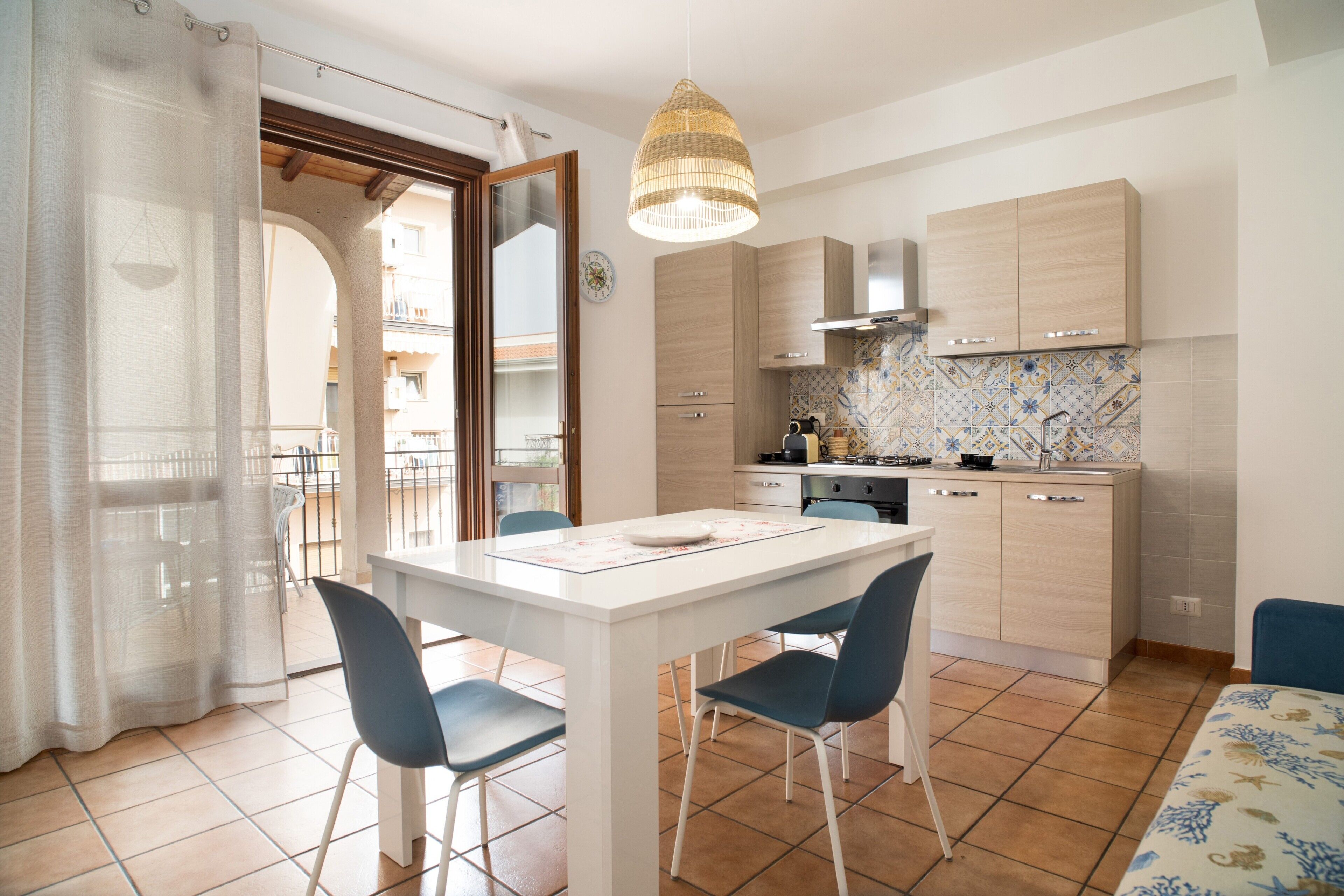 Fridge, oven, stovetop, coffee/tea maker