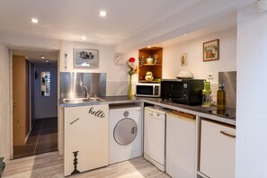 Fridge, microwave, oven, stovetop - Holiday Apartment "Aux portes de la Camargue" with Private Terrace, Shared Tennis Court & Wi-Fi (Manduel)