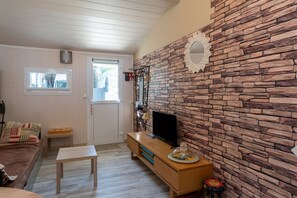 TV - Holiday Apartment "Aux portes de la Camargue" with Private Terrace, Shared Tennis Court & Wi-Fi (Manduel)