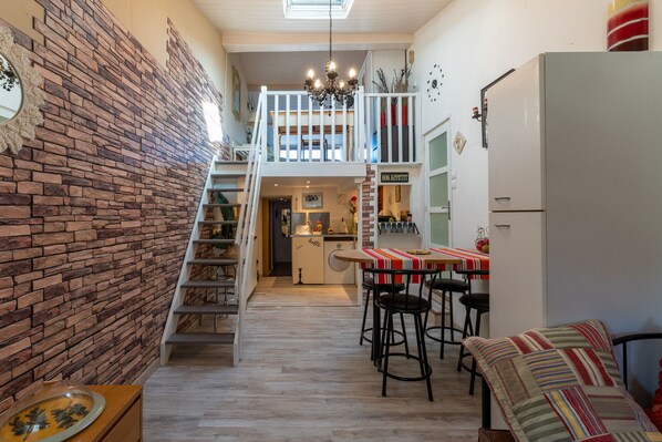 Interior - Holiday Apartment "Aux portes de la Camargue" with Private Terrace, Shared Tennis Court & Wi-Fi (Manduel)