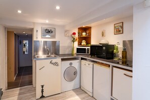 Fridge, microwave, oven, stovetop - Holiday Apartment "Aux portes de la Camargue" with Private Terrace, Shared Tennis Court & Wi-Fi (Manduel)