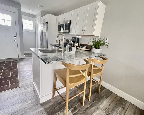 Réfrigérateur, micro-ondes, four, plaque de cuisson