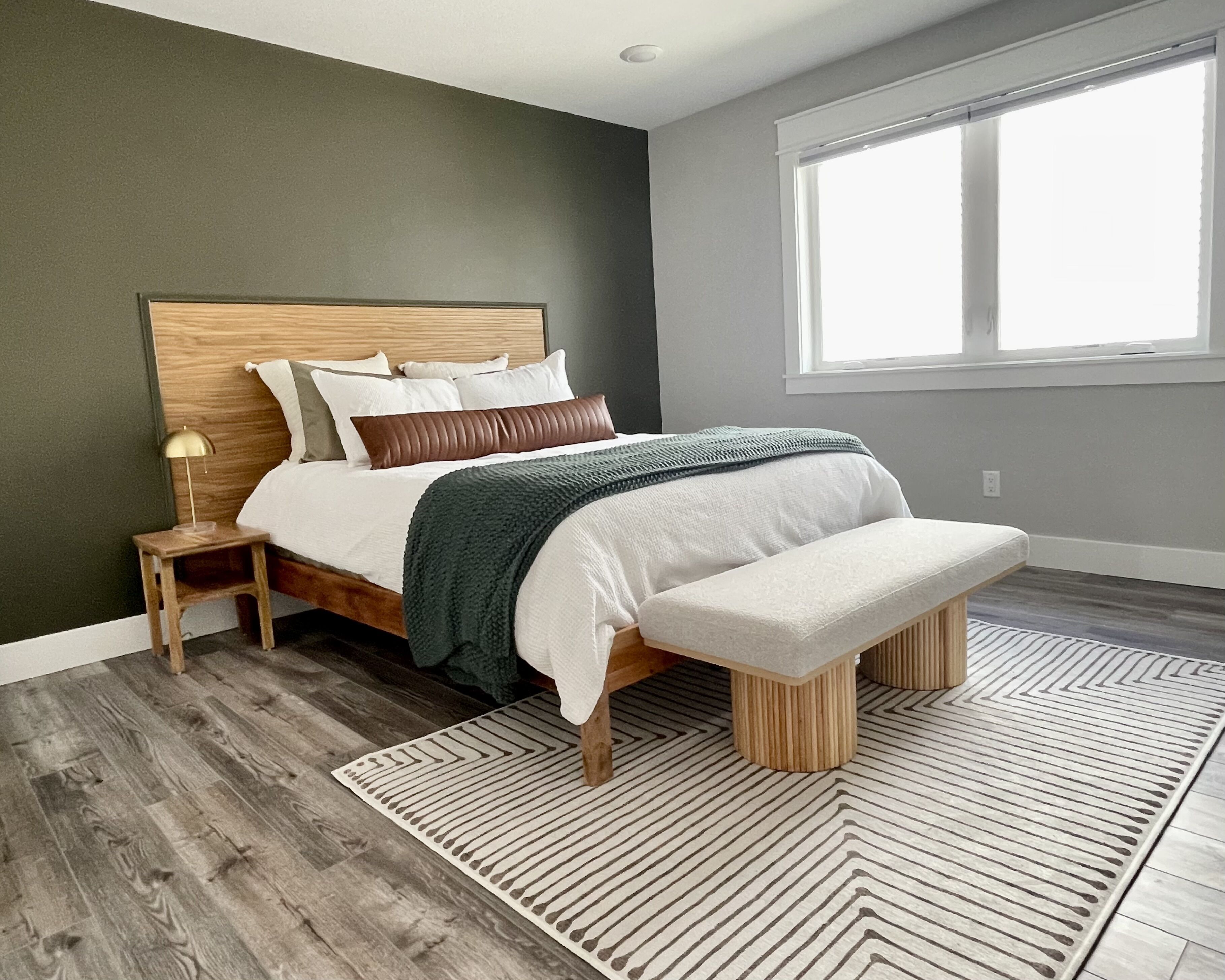 1 soverom, skrivebord, strykejern/-brett og reiseseng for barn