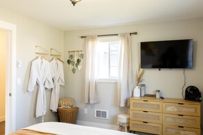 2 bedrooms, WiFi, bed sheets - Waddle on Inn-Ocean Park Cottage (Ocean Park)