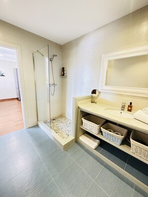 Een douche, een haardroger, handdoeken, zeep