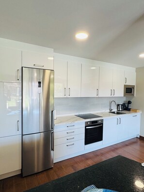 Køleskab, mikrobølgeovn, ovn, kogeplade