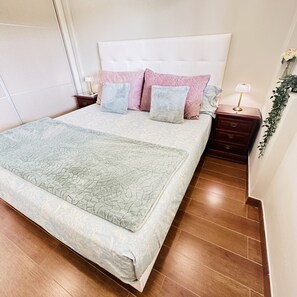 1 slaapkamer, een strijkplank/strijkijzer, reisbedje, gratis wifi