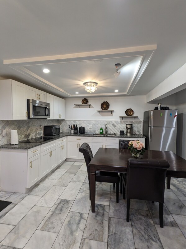 Kühlschrank, Mikrowelle, Ofen, Herdplatte