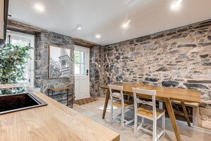 Dining - 2-Bed in Historic, Charming Heart of Old Quebec (Québec)