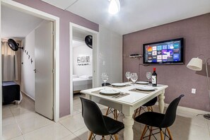 Traditional House | Living area | 32-inch Smart TV with digital channels, Netflix, streaming services - Casas de Floripa (Florianópolis)