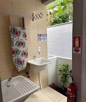 Villa | Baño | Ducha, secador de pelo, toallas y jabón