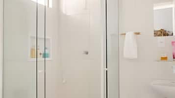 Basic Villa | Bathroom | Shower, hair dryer, towels, soap