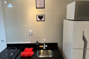 Una cocina equipada con estufa, lavaplatos y refrigerador.