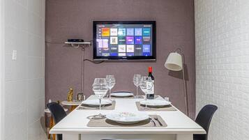 Casa tradicional | Zona de estar | Smart TV de 32 pulgadas con canales digitales, Netflix