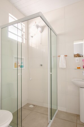 Dusche, Haartrockner, Handtücher, Seife