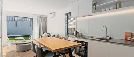 Een koelkast, een microgolfoven, een oven, een kookplaat