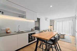 Fridge, microwave, oven, stovetop - Alps and Lake Retreat Wanaka (Albert Town)