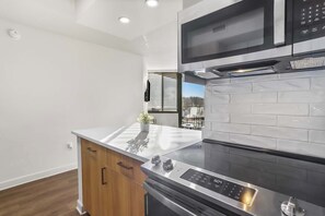 Kjøleskap, mikrobølgeovn, ovn og kokeplater