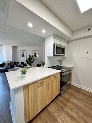 Fridge, microwave, oven, stovetop - Incredible Apartment with Rooftop in Pentagon City (Arlington)