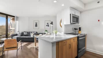 Refrigerador, microondas, horno y parrilla de estufa