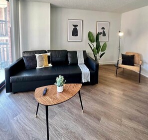 TV, offices - Incredible Apartment with Rooftop in Pentagon City (Arlington)