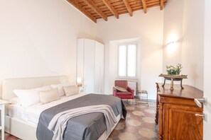 3 عدّة غرف نوم ومكواة/لوح كي وواي فاي وملاءات أسرّة