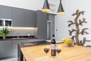 Réfrigérateur, four, lave-vaisselle, bouilloire électrique