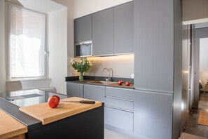 ثلاجة، فرن، غسالة أطباق، غلّاية كهربائية