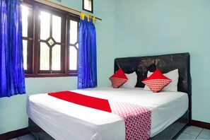 Doppia Standard | Una scrivania, lenzuola