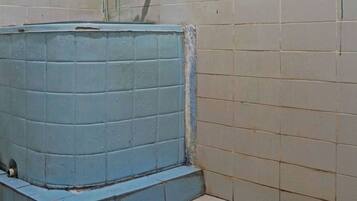 Kamar Double Standar | Kamar mandi | Shower dan handuk